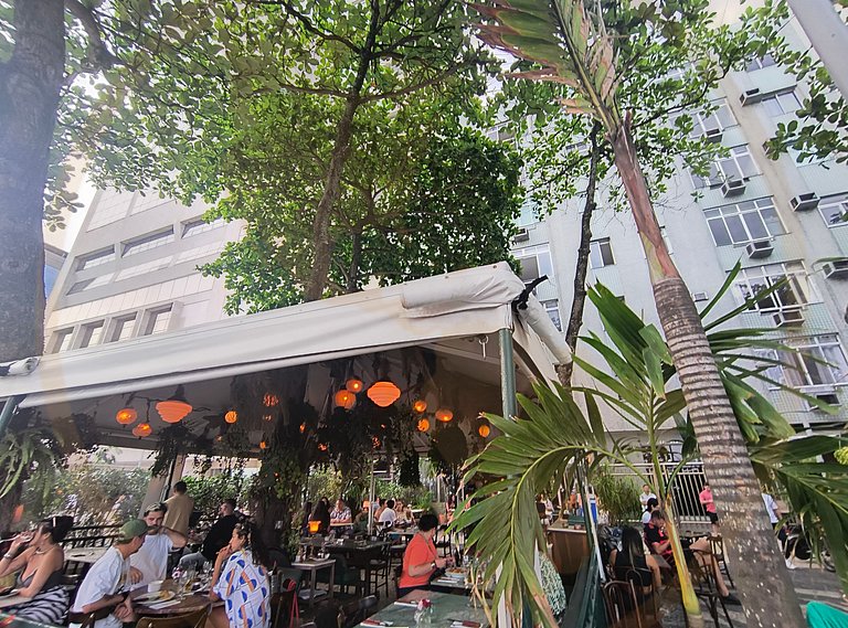 Leme - Av. Atlântica, pé na areia