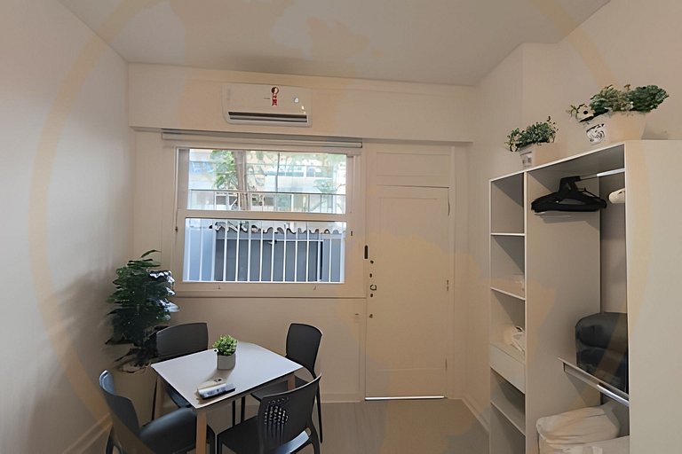 Estúdio "Tipo Casa" na Quadra da Praia do Leblon