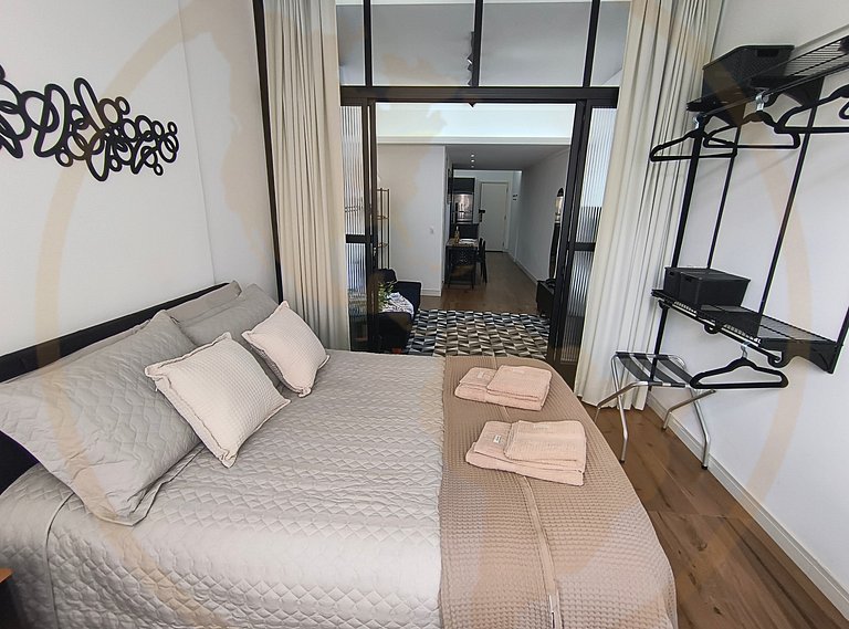 Estúdio moderno a poucos passos da praia