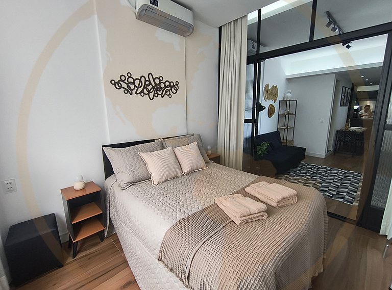 Estúdio moderno a poucos passos da praia